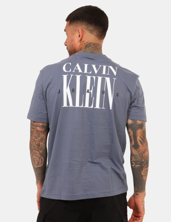 T-shirt Calvin Klein Blu - T-shirt classica su base blu avio con stampa logo brand ricamato bianco ad altezza cuore, più sta
