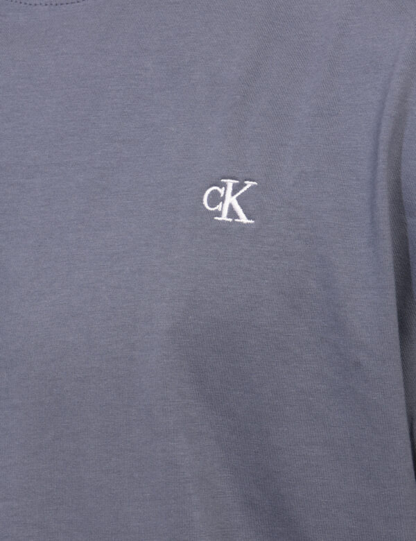 T-shirt Calvin Klein Blu - T-shirt classica su base blu avio con stampa logo brand ricamato bianco ad altezza cuore, più sta