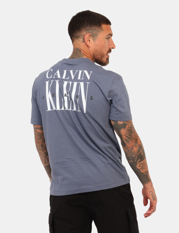 T-shirt Calvin Klein Blu - T-shirt classica su base blu avio con stampa logo brand ricamato bianco ad altezza cuore, più sta