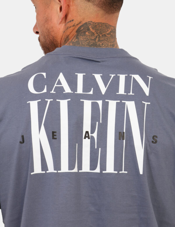 T-shirt Calvin Klein Blu - T-shirt classica su base blu avio con stampa logo brand ricamato bianco ad altezza cuore, più sta