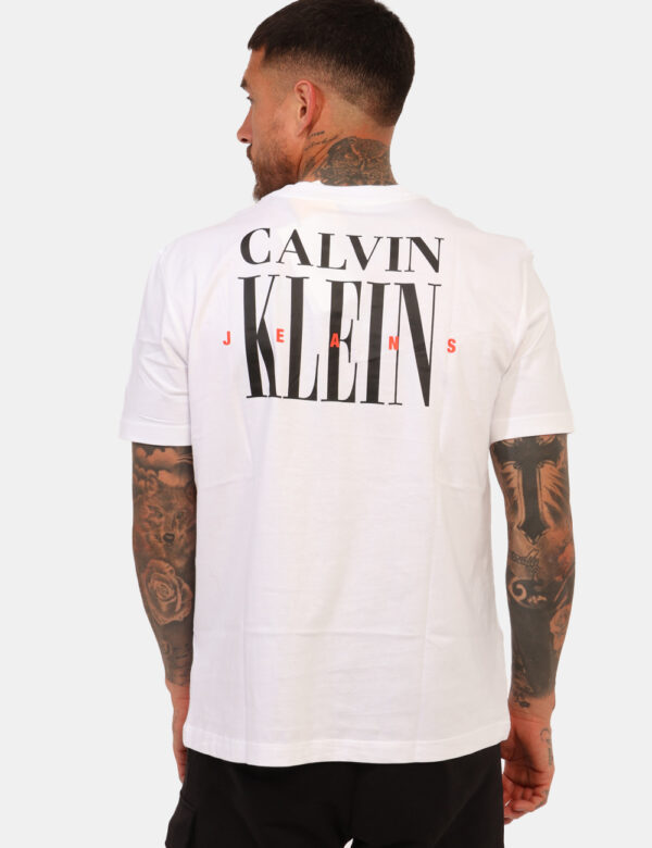 T-shirt Calvin Klein Bianco - T-shirt classica su base bianca con stampa logo brand ricamato nero ad altezza cuore, più stam