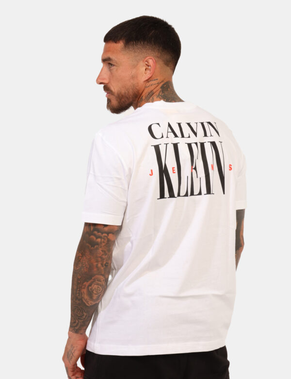 T-shirt Calvin Klein Bianco - T-shirt classica su base bianca con stampa logo brand ricamato nero ad altezza cuore, più stam