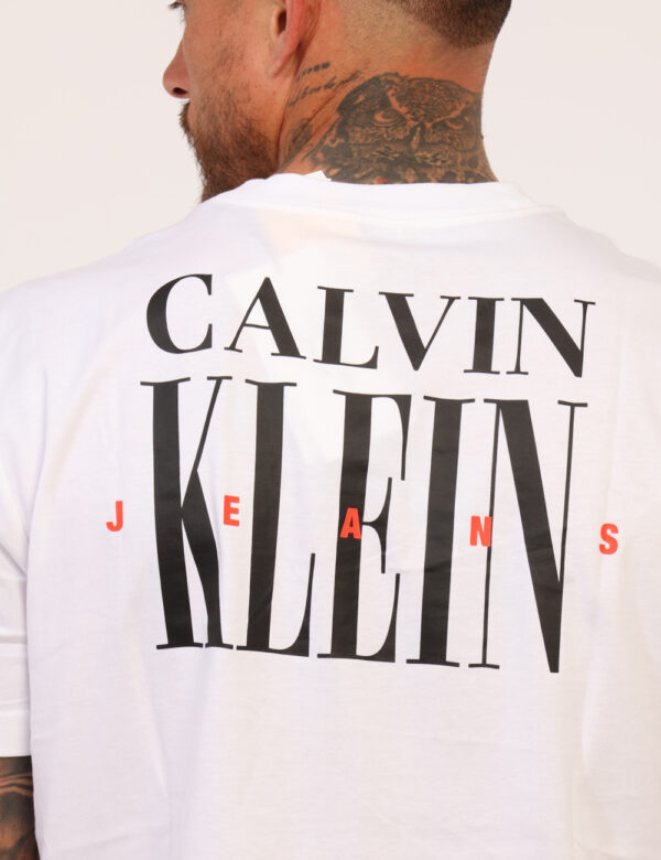 T-shirt Calvin Klein Bianco - T-shirt classica su base bianca con stampa logo brand ricamato nero ad altezza cuore, più stam