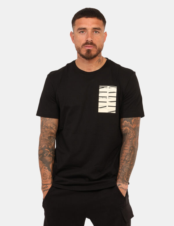 T-shirt Calvin Klein Nero - T-shirt classica su base nero con stampa logo brand bianca. La vestibilità è morbida e regolare.
