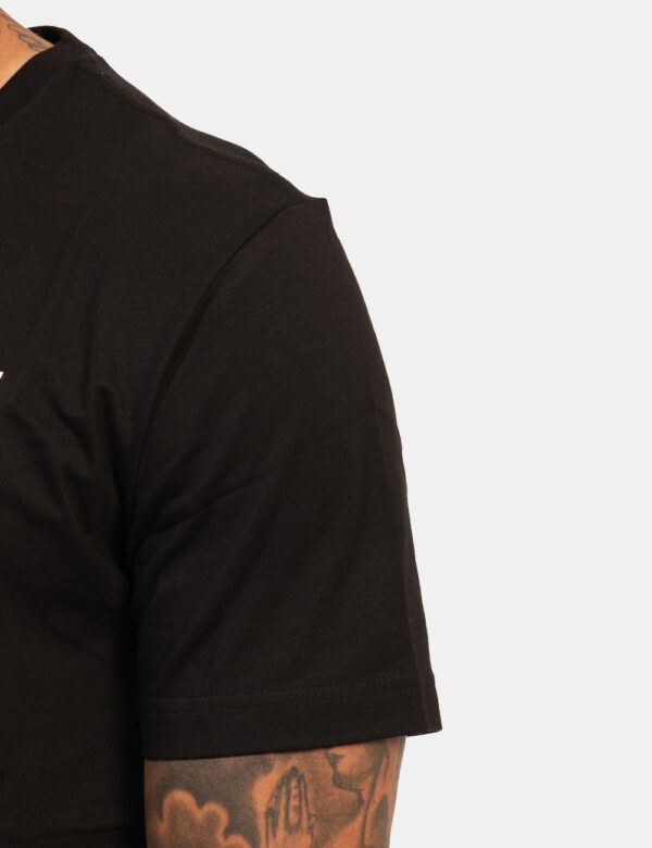 T-shirt Calvin Klein Nero - T-shirt classica su base nero con stampa logo brand bianca. La vestibilità è morbida e regolare.