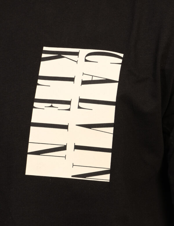 T-shirt Calvin Klein Nero - T-shirt classica su base nero con stampa logo brand bianca. La vestibilità è morbida e regolare.