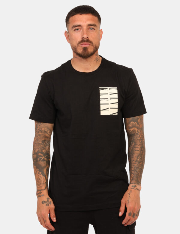 T-shirt Calvin Klein Nero - T-shirt classica su base nero con stampa logo brand bianca. La vestibilità è morbida e regolare.