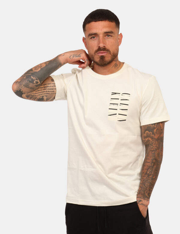T-shirt Calvin Klein Bianco - T-shirt classica su base bianco con stampa logo brand nera. La vestibilità è morbida e regolar