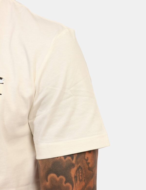 T-shirt Calvin Klein Bianco - T-shirt classica su base bianco con stampa logo brand nera. La vestibilità è morbida e regolar