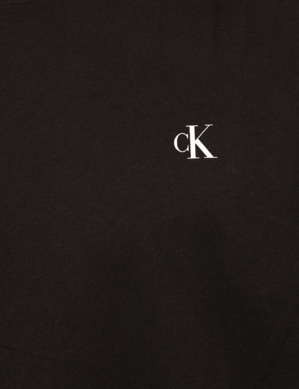 T-shirt Calvin Klein Nero - T-shirt classica in total nero con piccola stampa logo brand bianca ad altezza cuore, più stampa