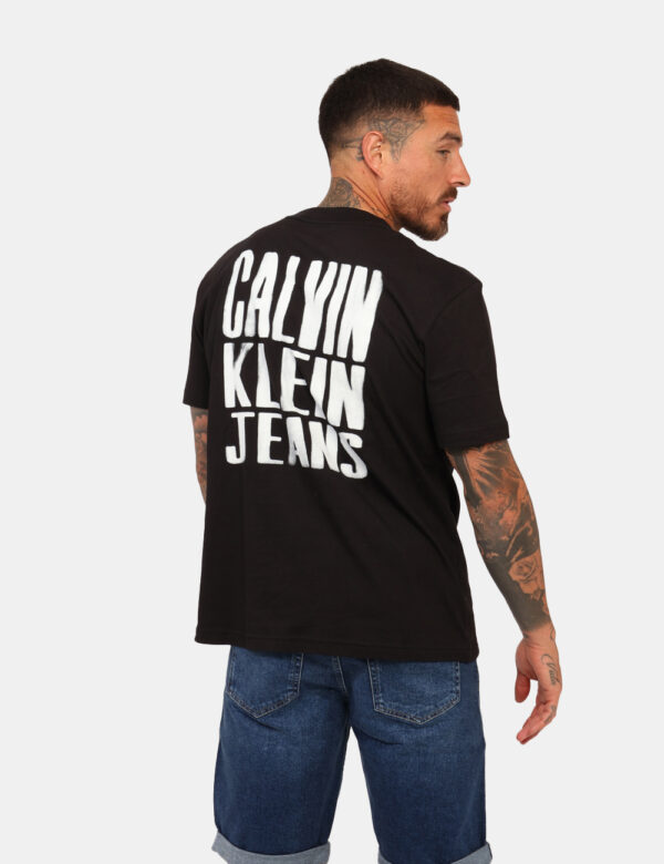 T-shirt Calvin Klein Nero - T-shirt classica in total nero con piccola stampa logo brand bianca ad altezza cuore, più stampa