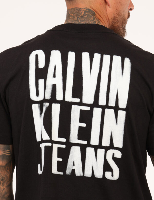 T-shirt Calvin Klein Nero - T-shirt classica in total nero con piccola stampa logo brand bianca ad altezza cuore, più stampa
