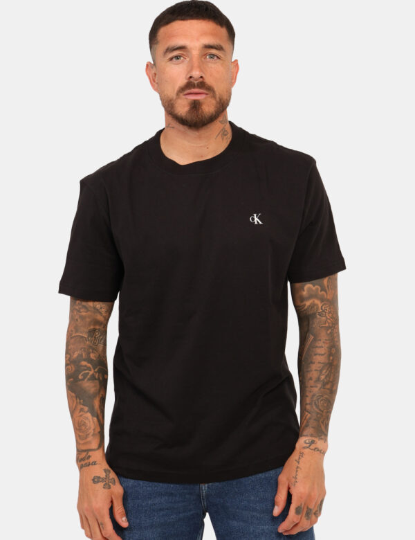 T-shirt Calvin Klein Nero - T-shirt classica in total nero con piccola stampa logo brand bianca ad altezza cuore, più stampa