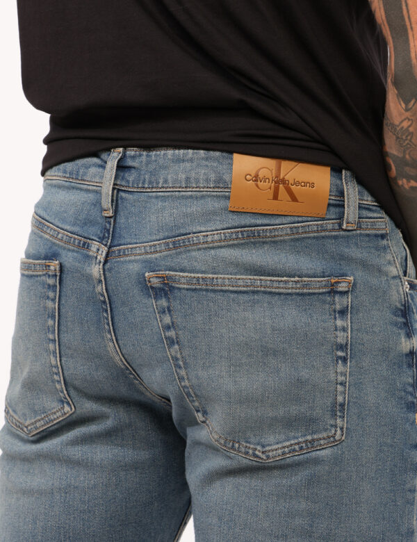 Jeans Calvin Klein Jeans - Jeans classico in total blu denim slavato con tasche sagomate sul fronte e tasche a toppa sul ret