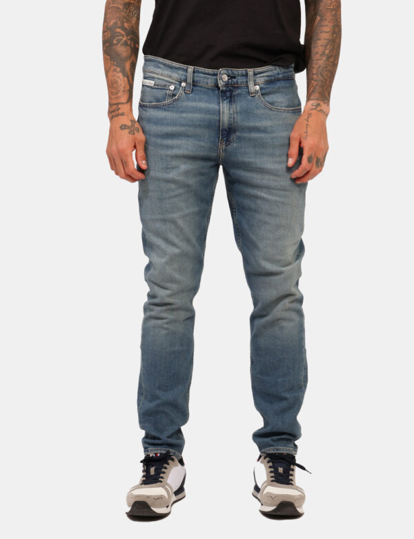Jeans Calvin Klein Jeans - Jeans classico in total blu denim slavato con tasche sagomate sul fronte e tasche a toppa sul ret