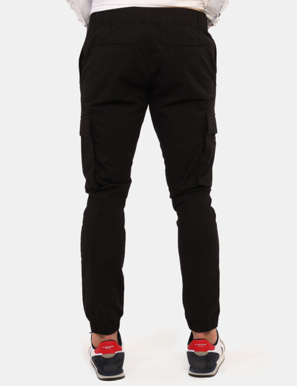 Pantaloni Calvin Klein Nero - Cod. art. J30J327614 OZVi ricordiamo che tutti i nostri articoli sono originali.