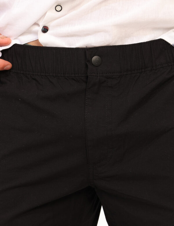 Pantaloni Calvin Klein Nero - Cod. art. J30J327614 OZVi ricordiamo che tutti i nostri articoli sono originali.