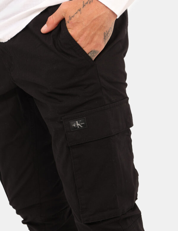 Pantaloni Calvin Klein Nero - Cod. art. J30J327614 OZVi ricordiamo che tutti i nostri articoli sono originali.