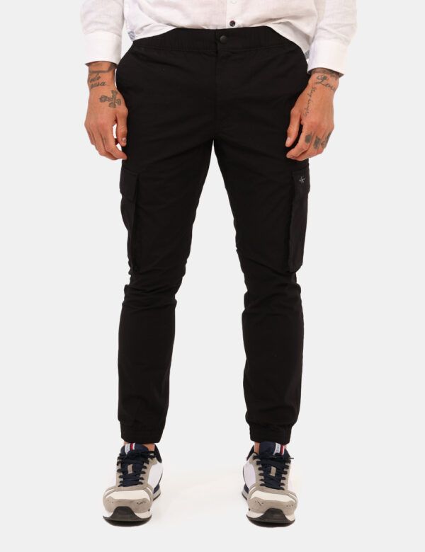 Pantaloni Calvin Klein Nero - Cod. art. J30J327614 OZVi ricordiamo che tutti i nostri articoli sono originali.