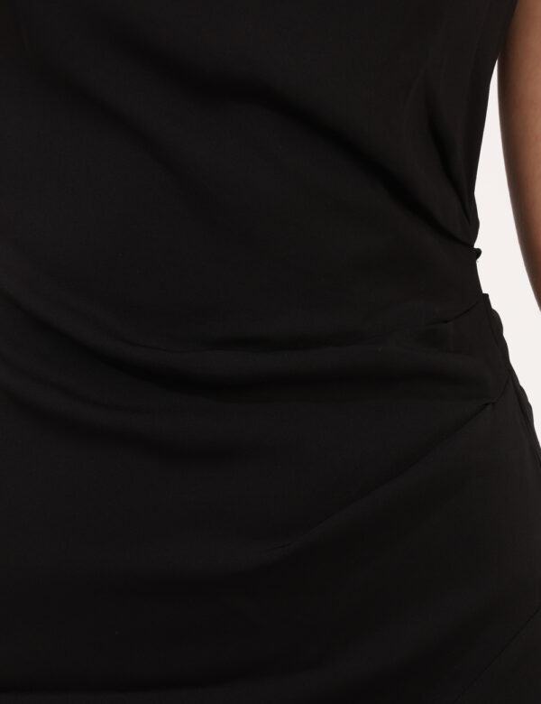 Vestito Calvin Klein Nero - Vestito lungo, smanicato, in total nero con arricciatura laterale. La vestibilità è morbida e pr