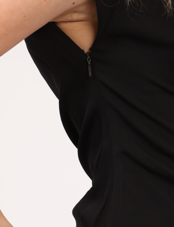 Vestito Calvin Klein Nero - Vestito lungo, smanicato, in total nero con arricciatura laterale. La vestibilità è morbida e pr
