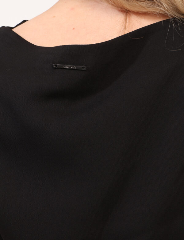 Vestito Calvin Klein Nero - Vestito lungo, smanicato, in total nero con arricciatura laterale. La vestibilità è morbida e pr