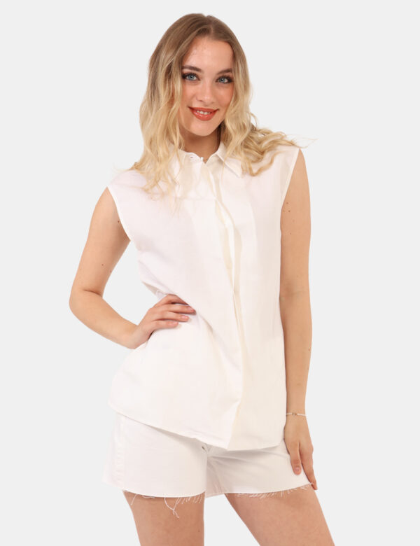 Camicia Calvin Klein Panna - Camicia originale, senza maniche, in misto lino ed in total bianco panna. La vestibilità è mor