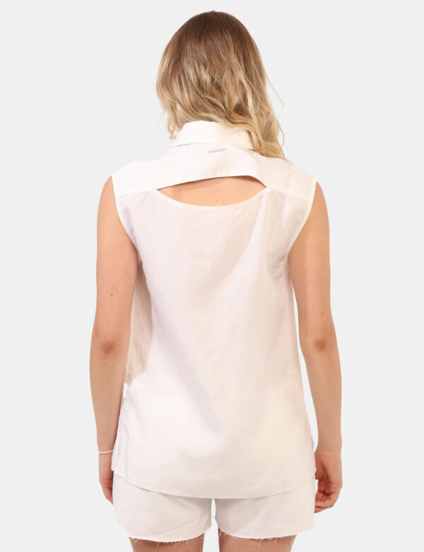 Camicia Calvin Klein Panna - Camicia originale, senza maniche, in misto lino ed in total bianco panna. La vestibilità è mor