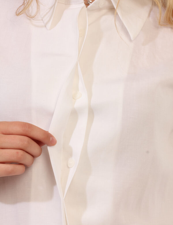 Camicia Calvin Klein Panna - Camicia originale, senza maniche, in misto lino ed in total bianco panna. La vestibilità è mor