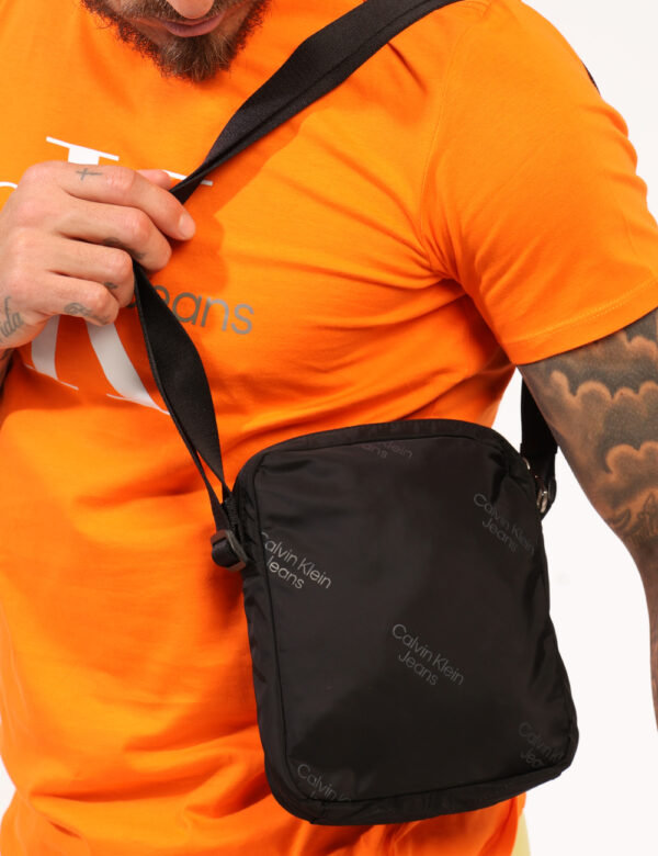 Borsello Calvin Klein Nero - Cod. art. K50K511823 SZVi ricordiamo che tutti i nostri articoli sono originali.