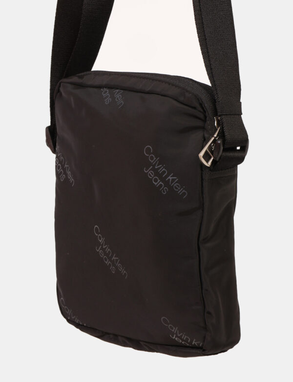 Borsello Calvin Klein Nero - Cod. art. K50K511823 SZVi ricordiamo che tutti i nostri articoli sono originali.
