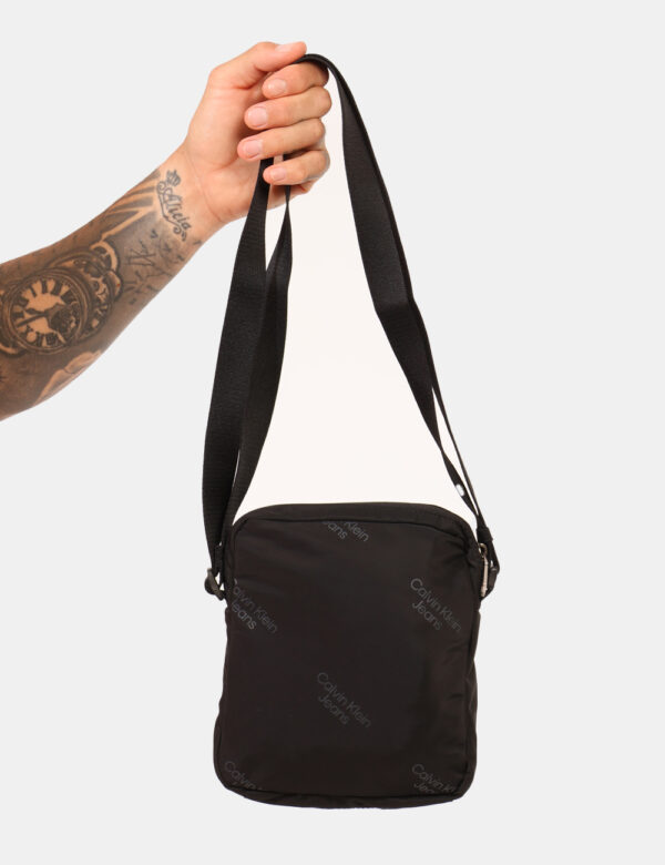 Borsello Calvin Klein Nero - Cod. art. K50K511823 SZVi ricordiamo che tutti i nostri articoli sono originali.