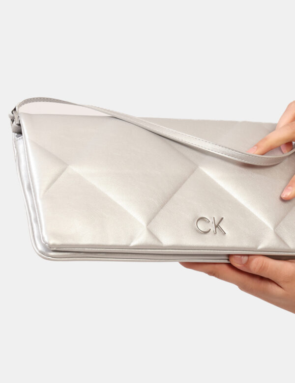 Borsa Calvin Klein Grigio - Cod. art. K60K611449 SZVi ricordiamo che tutti i nostri articoli sono originali.