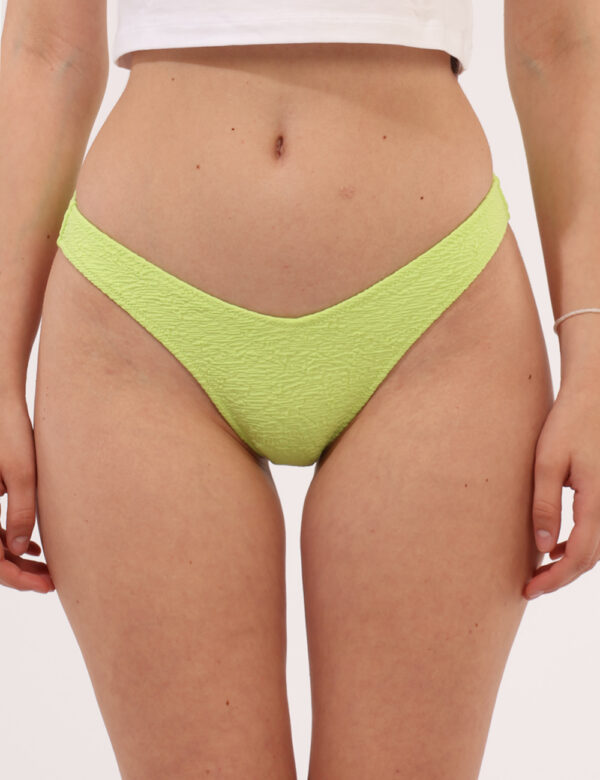 Costume slip Calvin Klein Verde - Costume modello brasiliana in total verde chiaro su tessuto raggrinzito con piccolo patch