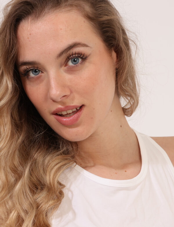 Top Calvin Klein Bianco - Top corto in total bianco, scollato sulla schiena con fascia brandizzata ed elasticata. La vestibi