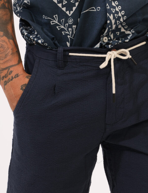 Bermuda Concept83 Blu - Bermuda in tessuto leggero, total blu navy con tasche a taglio trasversale, con tasca a toppa sul re