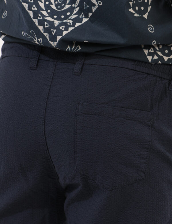 Bermuda Concept83 Blu - Bermuda in tessuto leggero, total blu navy con tasche a taglio trasversale, con tasca a toppa sul re
