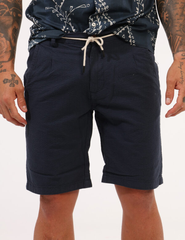 Bermuda Concept83 Blu - Bermuda in tessuto leggero, total blu navy con tasche a taglio trasversale, con tasca a toppa sul re