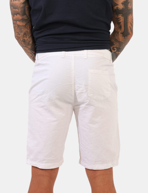 Bermuda Concept83 Bianco - Bermuda in tessuto leggero, total bianco con tasche a taglio trasversale, con tasca a toppa sul r
