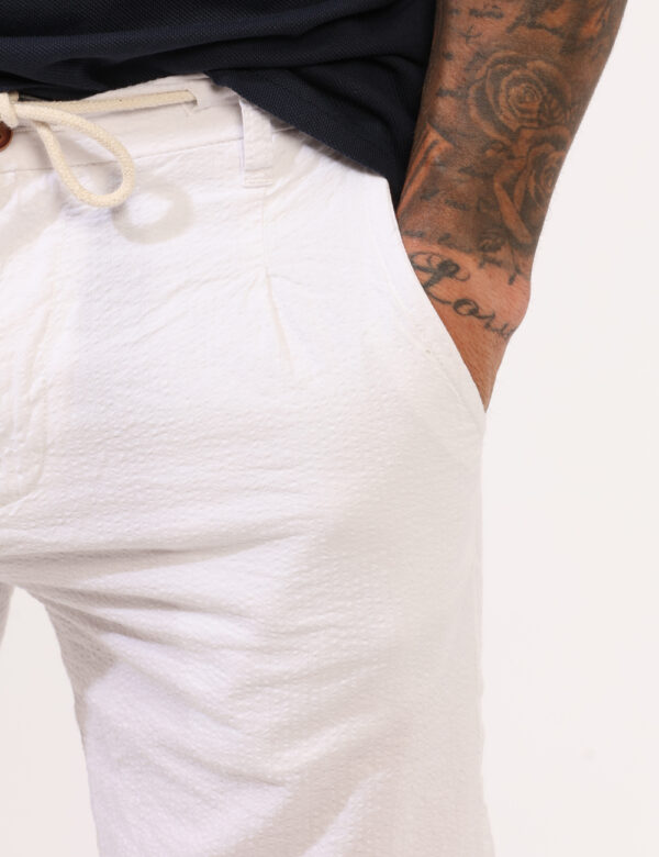 Bermuda Concept83 Bianco - Bermuda in tessuto leggero, total bianco con tasche a taglio trasversale, con tasca a toppa sul r
