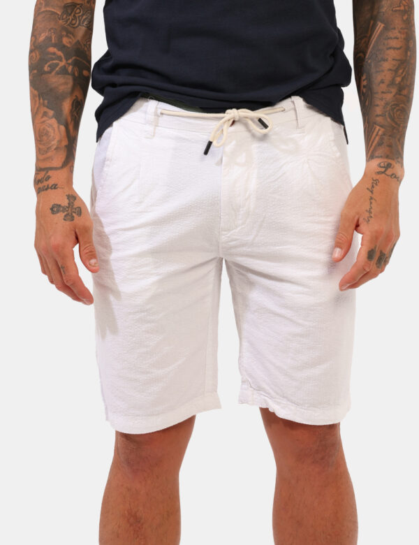Bermuda Concept83 Bianco - Bermuda in tessuto leggero, total bianco con tasche a taglio trasversale, con tasca a toppa sul r