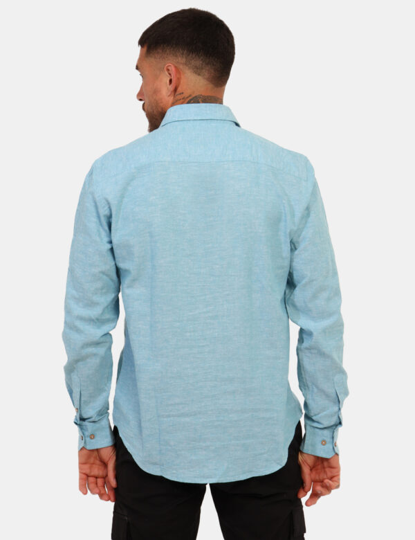 Camicia Concept83 Azzurro - Camicia casual in misto cotone/lino ed in total azzurro chiaro. La vestibilità è morbida e prati