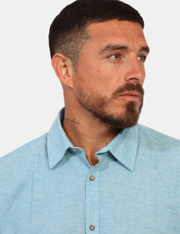 Camicia Concept83 Azzurro - Camicia casual in misto cotone/lino ed in total azzurro chiaro. La vestibilità è morbida e prati