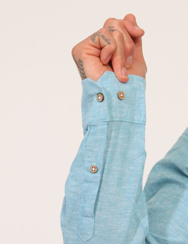 Camicia Concept83 Azzurro - Camicia casual in misto cotone/lino ed in total azzurro chiaro. La vestibilità è morbida e prati