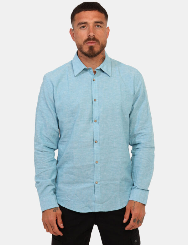 Camicia Concept83 Azzurro - Camicia casual in misto cotone/lino ed in total azzurro chiaro. La vestibilità è morbida e prati