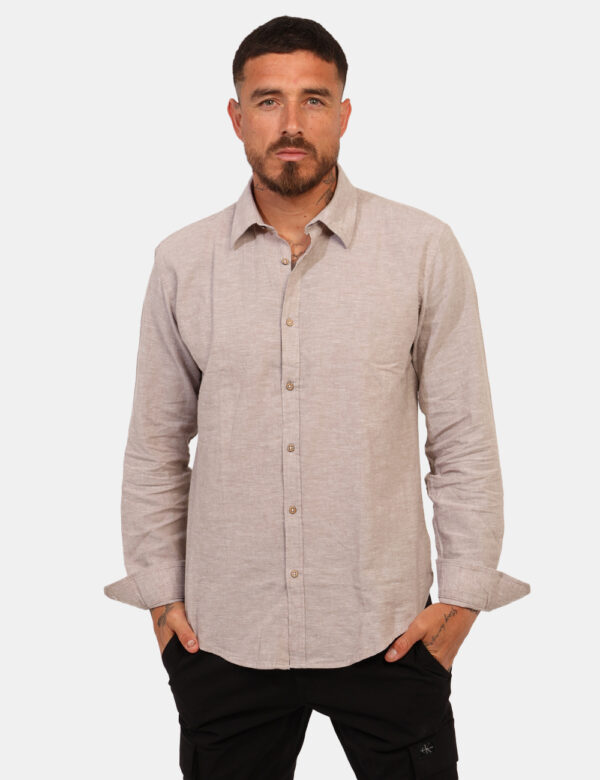 Camicia Concept83 Marrone - Camicia casual in misto cotone/lino ed in total marrone chiaro. La vestibilità è morbida e prati