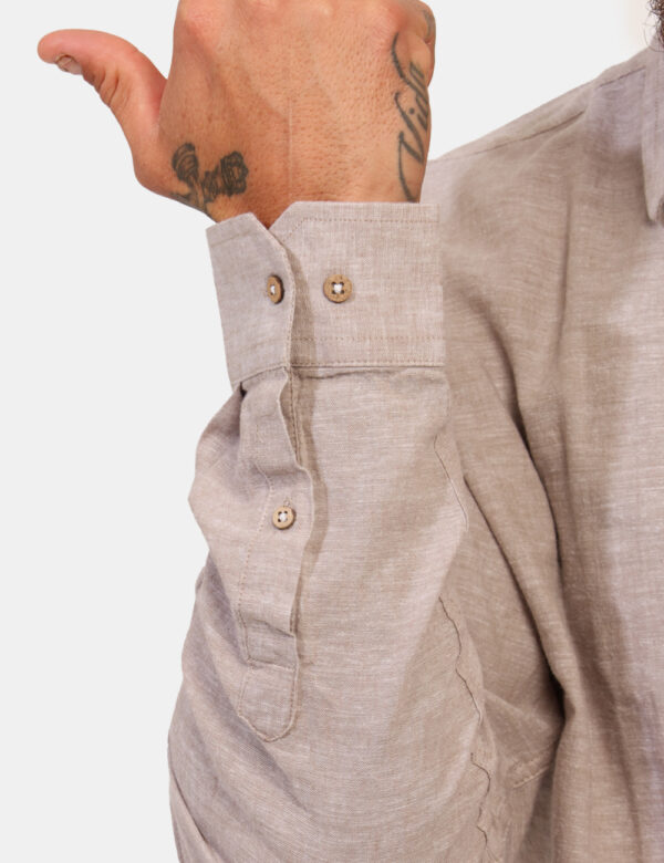 Camicia Concept83 Marrone - Camicia casual in misto cotone/lino ed in total marrone chiaro. La vestibilità è morbida e prati