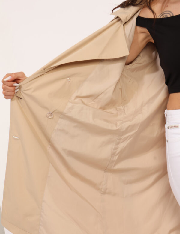 Trench Materica Beige - Trench lungo in total beige, con tasche a taglio trasversale e chiusura a zip più cappuccio. La vest