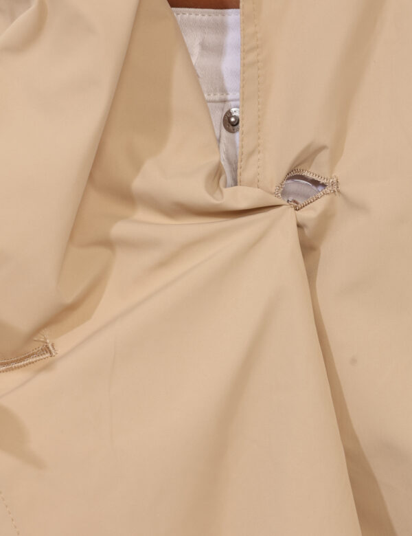 Trench Materica Beige - Trench lungo in total beige, con tasche a taglio trasversale e chiusura a zip più cappuccio. La vest