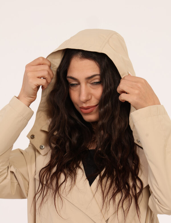 Trench Materica Beige - Trench lungo in total beige, con tasche a taglio trasversale e chiusura a zip più cappuccio. La vest